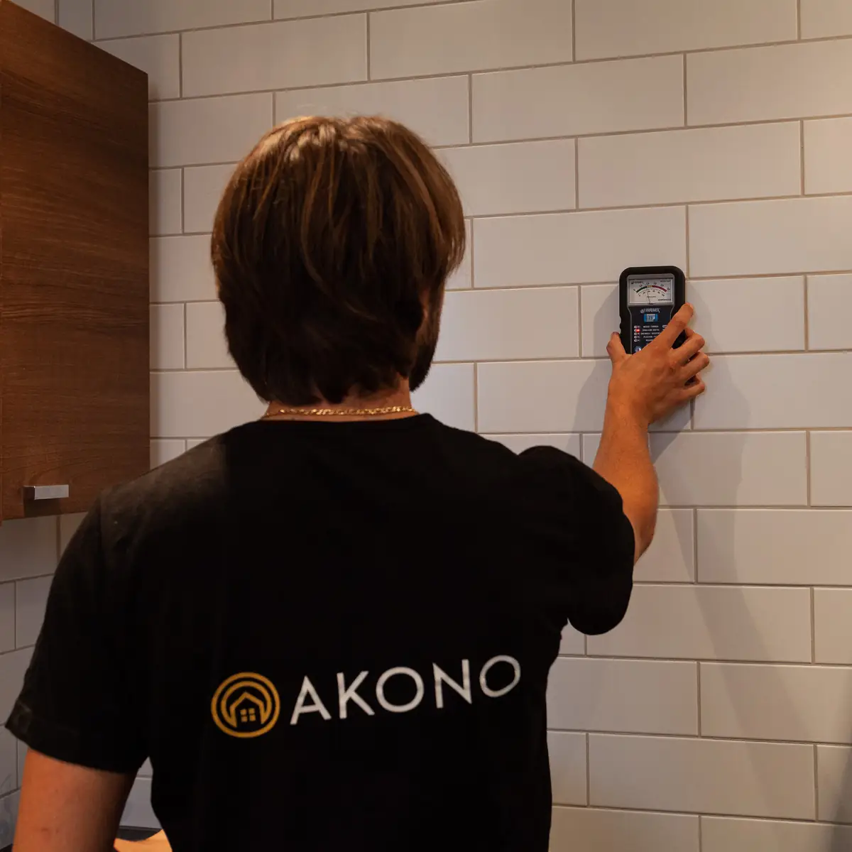 Akonos tekniker mäter luftflödet i en lägenhet